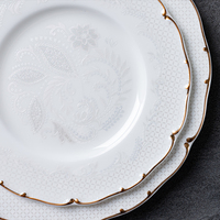 Service de table en porcelaine fine en gros, blanc crème beige, assiettes à dîner à motifs floraux avec bord doré pour mariage, hôtel, fête