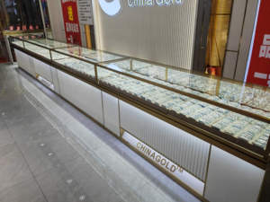 Vitrina de joyería de vidrio templado y madera de moda vitrinas personalizadas para tiendas minoristas - Product Image 3