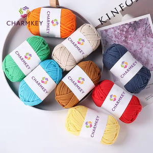 Commercio all'ingrosso di 50 grammi per pezzo di tessuto striscia di <span class=keywords><strong>cotone</strong></span> 68% e 32% di nylon chunky tubo di <span class=keywords><strong>cotone</strong></span> filato di <span class=keywords><strong>cotone</strong></span> per uncinetto - Product Image 2