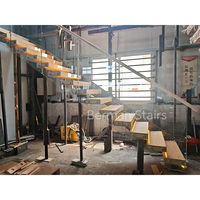 Escalier flottant en acier sur mesure, marches en bois, balustrade en verre, escalier en bois, main courante en bois