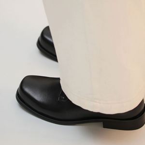 รองเท้าสไตล์เกาหลีแบบใหม่ของอังกฤษ สำหรับฤดูร้อนและฤดูใบไม้ผลิ เหมาะสำหรับใส่ทำงาน หัวแหลม มีเชือกผูก ระบายอากาศได้ดี น้ำหนักเบา พื้นยางกันลื่น - Product Image 2