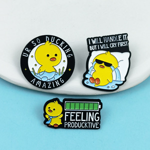 เข็มกลัดรูปตัวอักษรการ์ตูนแบบกำหนดเอง รูปทรงลูกเจี๊ยบ ทำจากโลหะผสมสังกะสี สำหรับตกแต่งกระเป๋าเป้สะพายหลัง น่ารัก ใช้งานได้หลากหลาย - Product Image 1