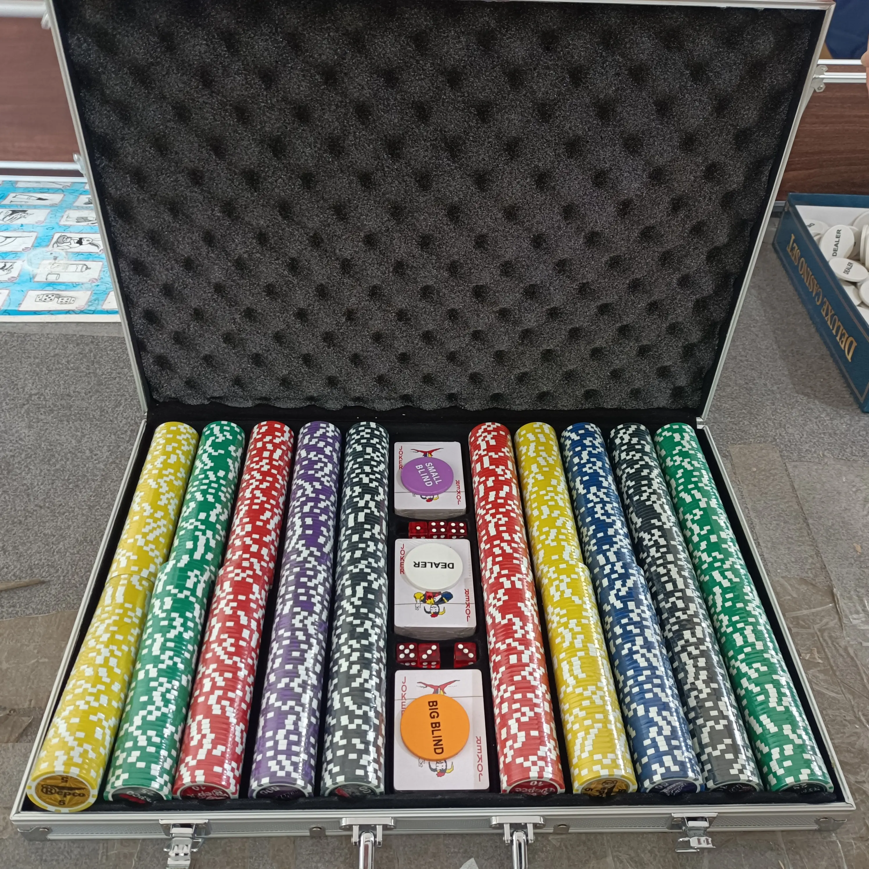 Customized 1000 pieces casino ABS poker chips 2 playing cards 5 dice aluminium case poker chips sets