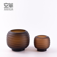 Ensemble de vases en verre côtelé dégradé ambre brun de qualité supérieure, design sphérique artisanal, rayures horizontales, style Art Déco, faits à la main pour table