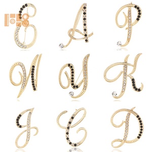 Broche Alphabet Lettre Rhinestone Broches pour enfants Bijoux en alliage avec technologie de placage pour les occasions de mariage et de fiançailles - Product Image 4