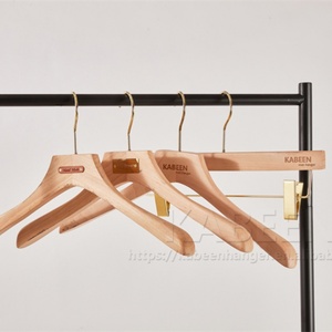 Cintres modernes <span class=keywords><strong>en</strong></span> <span class=keywords><strong>bois</strong></span> de luxe de nom de marque de logo personnalisé pour l'affichage de vêtements - Product Image 2
