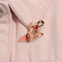 Épingles en émail Space Dog, chiot astronaute monté sur des fusées, broches, badges de revers, bijoux amusants en forme d'animaux de dessin animé pour sac à dos et vêtements