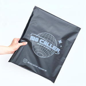 Sacs d'expédition en polyéthylène personnalisés avec logo noir, sacs d'emballage en polyéthylène imprimés, sacs d'expédition en polyéthylène, sacs en polyéthylène, sacs d'expédition - Product Image 3