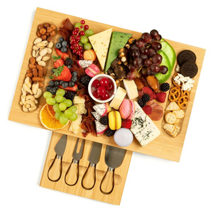 Plateau à fromages en bambou personnalisé avec ensemble d'ustensiles pour charcuterie - Product Image 1