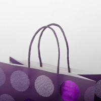 Sac cadeau en papier kraft recyclable avec poignée Flexiloop pour vêtements et chaussures, impression flexo personnalisée du logo, emballage