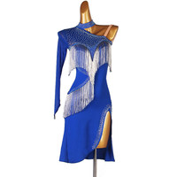 Robe de danse asymétrique à une seule manche avec strass, franges argentées et fente pour la performance en compétition de danse latine