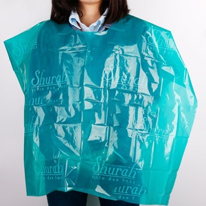 Delantal de peluquero desechable de plástico PE de calidad superior hecho en China <span class=keywords><strong>sin</strong></span> mangas para fines de limpieza - Product Image 3