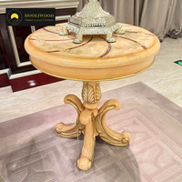 Table basse de style baroque luxueuse avec accent en feuille d'or sculptée à la main jaune pour villa de luxe, salon