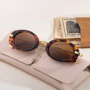 Nuevas gafas de sol ovaladas con montura pequeña para mujer, montura negra de Metal, lentes de PC, protección Uv400, gafas de sol de clase 2 con estuche - Product Image 2