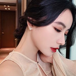 ต่างหูมุกเล็กทรงใหม่ปี 2025 ดีไซน์น่ารักประดับเพชรรูปผึ้ง ตัวเรือนเงิน สำหรับผู้หญิง - Product Image 4