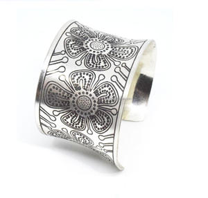 2024 Christmas Rose Spain Jewelry Discounts USA Cuff Spring Chunky Open Bangle 8mm Horn Bone Geometric Patina Multicolor Bangle - Product Image 2