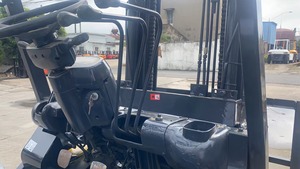 Chariot élévateur diesel Komatsu FD50 FD30 d'occasion de haute qualité, 5 tonnes, mât à deux étages, pneus pleins, longueur de fourche 1000 mm, Japon, tout-terrain - Product Image 4