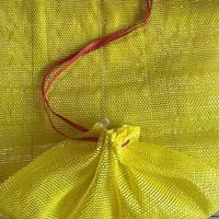 Nouveau sac en filet jaune en matériau PP avec cordon de serrage, sac en filet tissé universel adapté aux fruits, légumes, maïs et patates douces