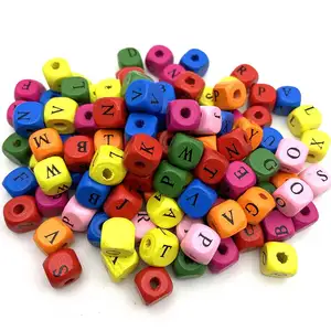 Hölzerne quadratische Würfel-Alphabet-Buchstaben-Perlen bunte Perlen für Schmuck machen personal isierte Baby-Beißring natürliche 10mm 900 teile/beutel