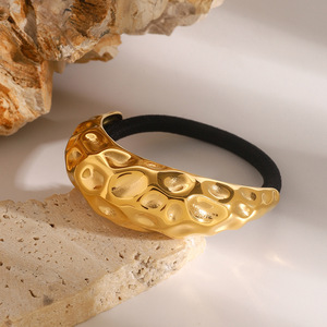 Diadema de Acero Inoxidable con Diseño Martillado en Forma de C, Negra con Baño de Oro, Estilo Casual - Product Image 3