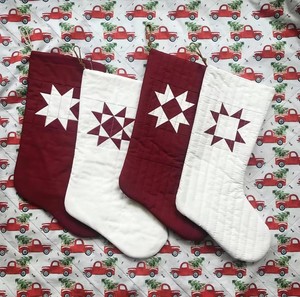 Modèle de <span class=keywords><strong>couture</strong></span> numérique pour chaussette de Noël matelassée patchwork étoilée « Petite Sœur », style ferme vintage, à télécharger - Product Image 1