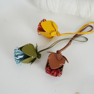 Abalorios de cuero para bolsos con forma de camelia, coloridos, hechos a mano, para accesorios de bolsos, Invierno 2025 - Product Image 2