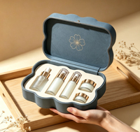 Boîte cadeau rigide écologique personnalisée en forme de coquille avec insert en mousse, compartiment, couvercle intérieur floral en feuille d'or et gaufrage pour produits de soin de la peau