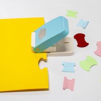 YUNMEI Perforatrice robuste en plastique ABS+ALLIAGE pour l'embossage et le découpage de papier artisanal, d'étiquettes et de cartes perforées DIY