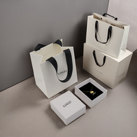 Boîte à bijoux rigide de luxe blanche faite à la main sur mesure avec couvercle et base en matériaux recyclés, petite taille pour l'emballage de montres