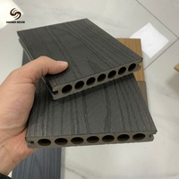 Planche de terrasse en WPC co-extrudé durable anti-UV pour terrasse et patio
