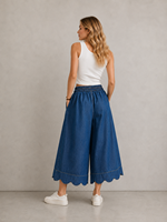 Jean court respirant à taille élastique et ourlet à volants, coupe large en denim pour femme, idéal pour l'été et les tenues décontractées