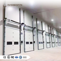 Porte sectionnelle industrielle, panneaux en acier avec mousse PU de 40 mm, avec fenêtres de vision personnalisées pour l'entrée des usines industrielles