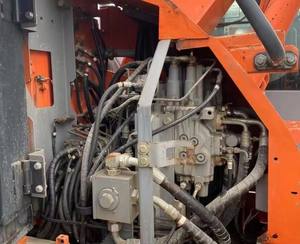 Vente flash : Excavatrice sur chenilles Hitachi ZX135US zx135 de 14 tonnes, modèle 2022, 90% NEUF, d'occasion avec moteur, pompe et équipement pour rapport - Product Image 5