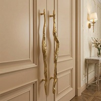 Poignée de tirage abstraite en cuivre pur forgé à la main, design asymétrique unique, quincaillerie de caractère pour intérieurs design