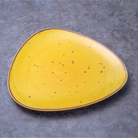 Assiettes rustiques en céramique faites à la main, vaisselle en forme de Triangle assiettes en porcelaine pour le service des collations pour le Restaurant