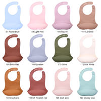 Ensemble de bavoirs en silicone imperméables pour bébé Bavoir en silicone coloré avec impression personnalisée Échantillon gratuit Sans Bpa de qualité alimentaire pour enfants