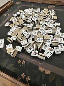 Nouveau 2026 Ensemble <span class=keywords><strong>de</strong></span> tuiles <span class=keywords><strong>de</strong></span> Mahjong <span class=keywords><strong>de</strong></span> luxe en Acrylique 4 couches, motif American Mahjong Ash Burl Row French Bulldog Jokers, 160 tuiles en stock - Product Image 2