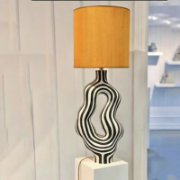 Lampe de bureau moderne de luxe au design abstrait géométrique en résine avec LED et abat-jour en tissu, design simple pour salon