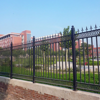 Système de garde-corps contemporain en acier galvanisé et en fer thermolaqué noir pour terrasses de villas et rampes d'escalier