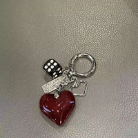 Porte-clés mousqueton en métal écologique avec grand cœur rouge perlé, design de niche, pendentif haut de gamme pour voiture et sac, accessoires tendance