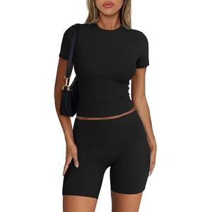 Ensemble short de yoga 2 pièces respirant et écologique personnalisé pour femmes avec t-shirt imprimé et short de motard - Product Image 4