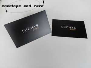 Sobre de Papel Negro con Logotipo Personalizado en Relieve para Empaque de Tarjetas - Product Image 3