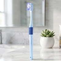 Brosse à dents manuelle à poils souples PBT pour adultes, avec manche fin en PP TPR, impression de logo, pour usage en salle de bain