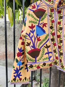 Atractivo Abrigo Largo Suzani Bordado a Mano para Mujer, Estilo Bohemio, Gitano, Amarillo, para Primavera - Product Image 4