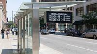 Señalización Digital para Paradas de Autobús Colgantes al Aire Libre, Pantalla LCD Publicitaria Legible Bajo la Luz Solar, IP66, con Información de Pasajeros en Tiempo Real