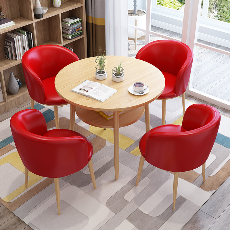 Sedia in tessuto con gambe in legno chiaro, una sedia rossa