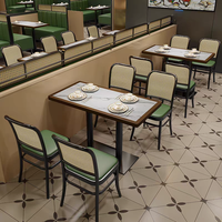 Ensemble de table et chaises de restaurant et bistro moderne avec dossier en rotin tressé et structure en métal, table avec plateau en pierre pour la salle à manger