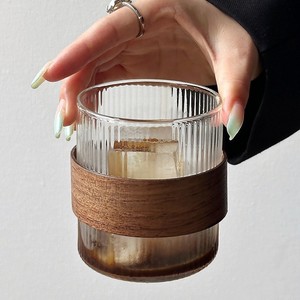 Vaso <span class=keywords><strong>de</strong></span> Vidrio <span class=keywords><strong>de</strong></span> Borosilicato <span class=keywords><strong>de</strong></span> 280 ml con Funda <span class=keywords><strong>de</strong></span> Madera, Anti-Escaldaduras, Acanalado, <span class=keywords><strong>de</strong></span> Pared Simple, Moderno, Apto para Lavavajillas y Microondas, Reutilizable - Product Image 3