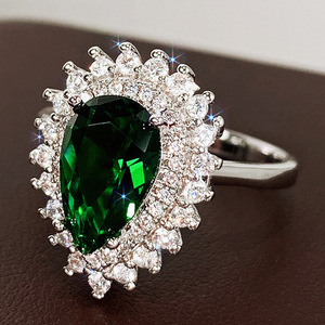 Anello dal Design a Goccia Elegante per Donne - Product Image 3
