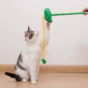 Juguete interactivo de varita con plumas y cascabel para gatos, al por mayor, para que los gatitos persigan, jueguen y se ejerciten, duradero, de fabricante de suministros para mascotas. - Product Image 1